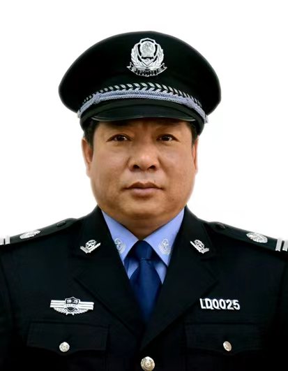 李凤明,男,1970年1月出生,满族,中共党员,本科学历,1990年7月参加